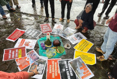 Protes, Warga Komunitas Adat Serawai Semidang Sakti, Gelar Ritual Adat Depan Kantor PTPN VII Unit Talo-Pino