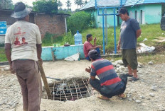 Pemdes Mekar Sari, Perbaiki Plat Deker Rusak 