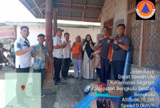 Warga Darat Sawah Terima Logistik Paca Gempa Merusak Bangunan Rumah
