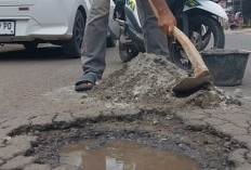 Sisihkan Uang Takjil,  Hari Pertama Ramadan Warga Seluma Tambal Jalan Nasional