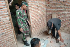 Babinsa dan Warga Bantu Korban Perbaikan Korban Terdampak Gempa