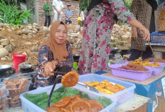 Lewat Seluma Jangan Lupa Mampir,. Lapak Kue Cucur, Kue Khas Seluma di Air Teras