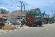 Pecah Ban lalu Oleng, Truk Barang Elektronik Hantam Tiang Listrik dan Rumah Warga