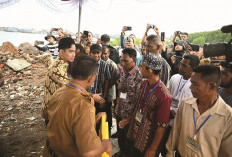 Kunker, Wapres Gibran Serahkan 100 Alat Tangkap kepada Nelayan Sikka