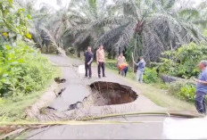 Jalan Orsop Menuju Desa Padang Meribungan Amblas