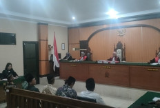 6 Terdakwa Penyegelan Kantor Desa Dusun Baru Seluma, Dituntut 8 Bulan Penjara