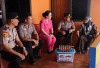  Datangi Rumah Purnawirawan dan Warakawuri, Kapolres Seluma Salurkan Bantuan 
