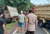 Laka Tunggal, Truk Terguling Masuk Siring