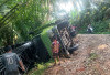   Bawa Material KDMP, Dump Truk Terguling di Desa Pandan Seluma
