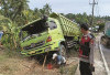 Truk Fuso Hino Gagal Menanjak, Nyungsep ke Siring