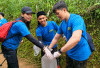   FIFGROUP Ajak Karyawan Trekking, Kumpulkan 240 Kg Sampah dan Resmikan 4 Toilet Umum